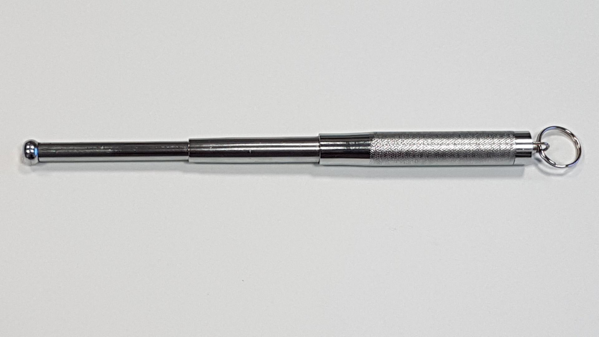 Matraque chromée : longueur 14 cm fermée / 31 cm ouverte